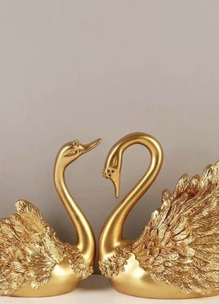 Schwanenpaar Deko-Skulpturen mit goldenen Flügeln und goldfarbenem Körper, aufgestellt