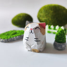 Handgeschnitzte Holzfigur Katze mit braunem Kopf und rotem Ohr, Massivholz.