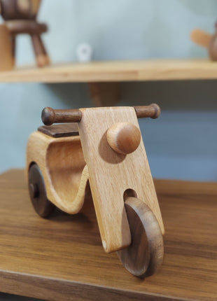 Retro-Motorrad aus Holz in seitlicher Perspektive, naturfarbenes Holz mit dunklen Rädern