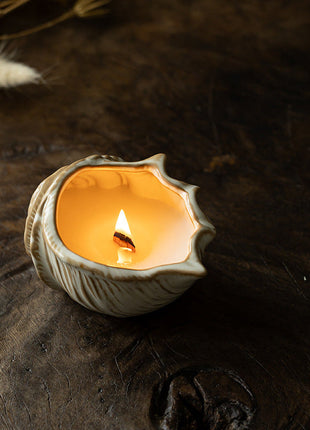 Muschel-Keramikgefäß mit Teelicht-Einsatz in Muschelform, weiß, orange Flamme