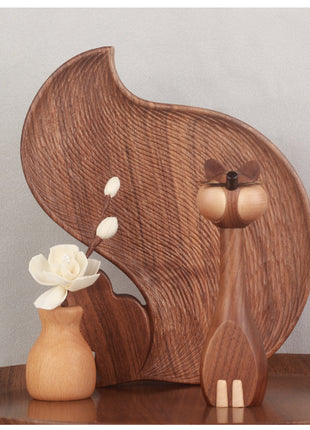 Holzfigur Katze aus Massivholz, seitliche Ansicht mit großer Nase und Schnurrdetails