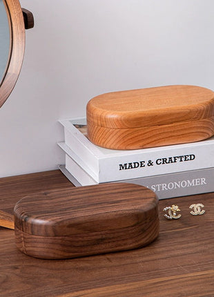 Geschlossene ovale Schmuckbox aus Holz, runde Form mit glatter Oberseite