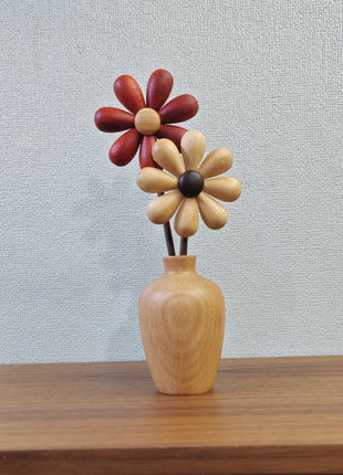 Kleine Holzvase aus Buche mit Trockenblumensteck, bauchiger Form und kurzem Hals