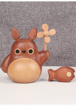 Totoro-Holzfigur mit Windrad und rundem Kopf, daneben kleinere Holzfigur.