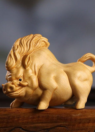 Wildschwein-Holzskulptur, freistehend auf Sockel, Blick nach vorn, gerahmte Ohren
