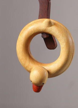 Enten-Holzskulptur im Schwimmring aus hellem Sandelholz, roter Schnabel, am Haken