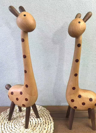 Zwei stehende Giraffenfiguren aus Holz auf rundem Untersetzer