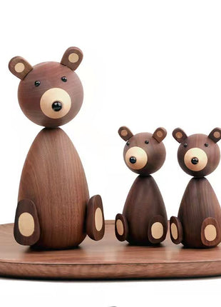 Holzbär-Figur aus dunklem Schwarzwalnussholz: großer Bär und zwei kleine auf Holzplatte