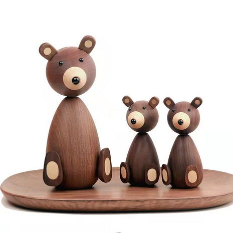 Holzbär-Figur aus dunklem Schwarzwalnussholz: großer Bär und zwei kleine auf Holzplatte