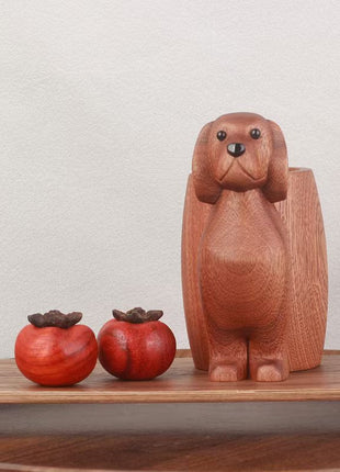 Brauner Hund-Stifthalter aus Massivholz mit Holztablett und Stiftfächern