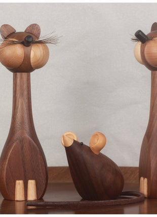 Holzfigur-Set Katze und Maus: zwei Katzen mit liegender Maus in der Mitte