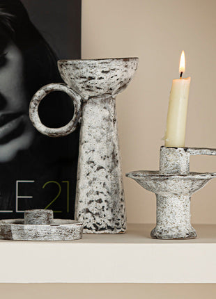 Set aus drei Kerzenhaltern aus Keramik: breite Schale, kleiner Fuß und Henkelhalter