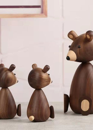 Holzbär-Figuren aus Holz in dunkler Optik: zwei kleine und ein großer Bär
