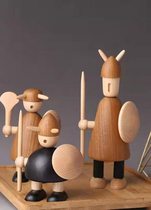 Wikinger-Holzfiguren-Set aus Massivholz mit Rundschilden und Waffen auf Holzsockel