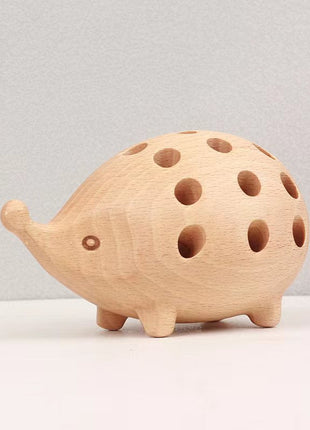 Igel-Stifthalter aus massivem Holz, helles Holz, runde Öffnungen als Stifthalter