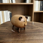 Massivholz-Schweinchen als Tierfigur mit drei Standbeinen und angedeutetem Schweinchen-Schnauz