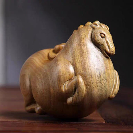 Holzfigur Tang-Pferd, liegend mit nach oben gerichtetem Kopf, goldbraun gebeizt
