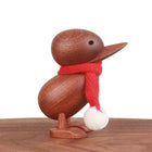 Massivholz-Ente, dunkelbraun, mit rotem Schal und weißem Bommel, stehende Figur
