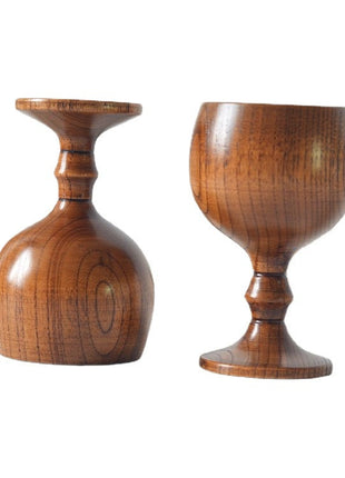 Zwei Holz-Weinbecher im Kelchdesign mit gedrehtem Fuß und markanter Maserung