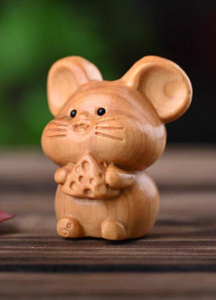 Holzmaus-Glücksfigur aus hellem Holz, frontales Detail mit Käse