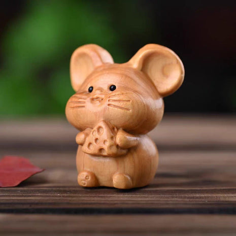 Holzmaus-Glücksfigur aus hellem Holz, frontales Detail mit Käse