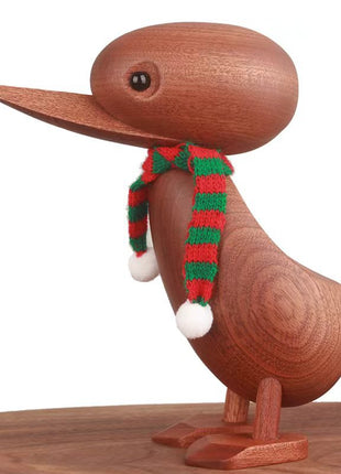 Massivholz-Ente mit grün-rotem Schal und weißem Bommel, auf Holzsockel, braune Holzoptik