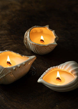 Muschel-Keramikgefäß mit Teelicht, gelb-orange Wachsschale, organische Muschelform