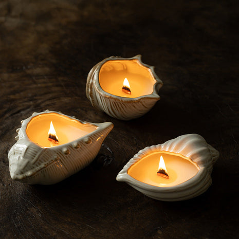 Muschel-Keramikgefäß mit Teelicht, gelb-orange Wachsschale, organische Muschelform