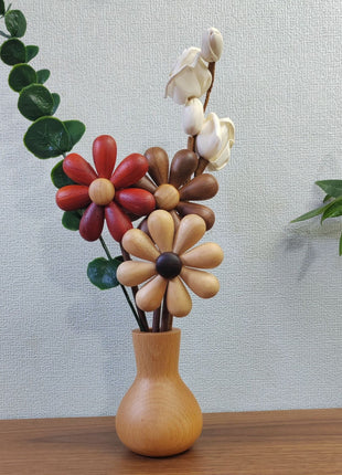 Kleine Holzvase aus Buche mit mehrfarbiger Trockenblumen-Deko, runder Standfläche