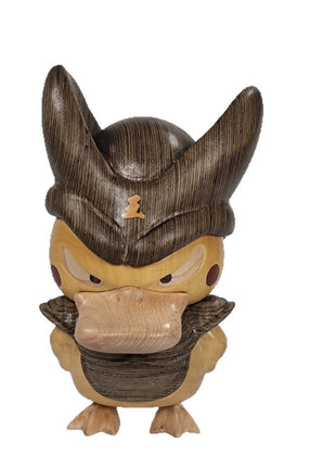 Psyduck-Holzfigur aus Massivholz, dunkle Haube und Ohren, gelbes Stirn-Emblem, frontal