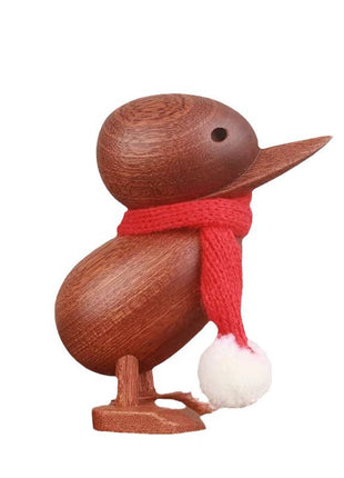 Massivholz-Ente, dunkelbraun, mit rotem Schal und weißem Bommel, seitliche Ansicht