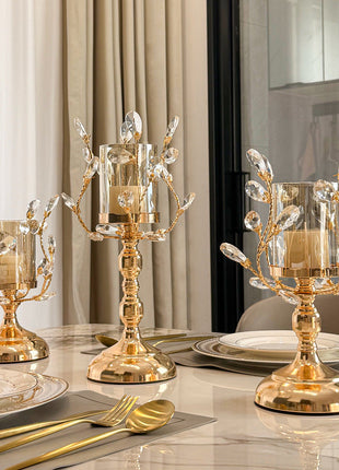 Set aus drei goldenen Glas-Kerzenhaltern mit Kristallornamenten und rundem Sockel