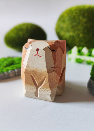 Handgeschnitzte Holzfigur Katze in Hellbraun mit braunem Rücken, Massivholz.