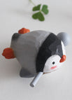 Pinguin mit kleinem Holzfisch