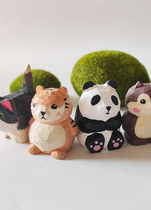 Handgeschnitzte Holzfiguren aus Massivholz, vier Tiere: Tiger, Panda, kleine Katze, grauer Hund