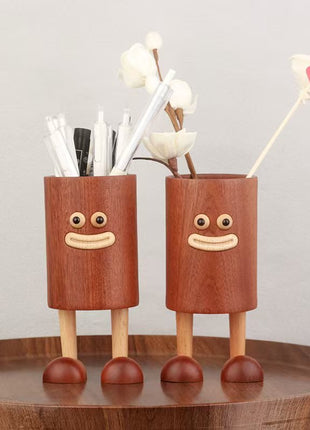 Zwei Stifthalter aus Sapeli-Holz mit lustigem Gesicht, je mit Stiften