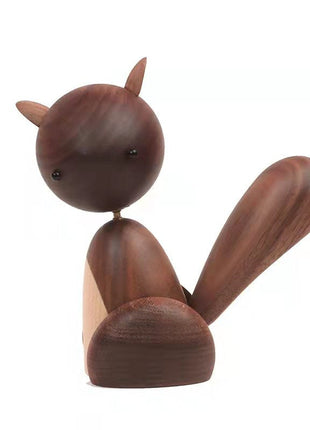 Holzfigur Eichhörnchen aus dunklem Holz mit hellem Bauch, Schwanz nach oben, seitlich