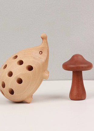 Igel-Stifthalter aus massivem Holz, hell, mit runden Löchern; Holzpilz daneben