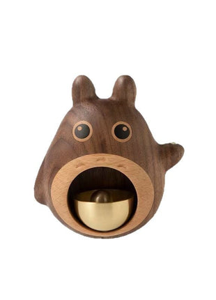 Holz-Türglocke Totoro mit goldenem Klangbecher, frontale Ansicht