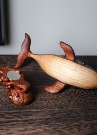 Wal-Holzskulptur mit heller Unterseite und kleiner Magnetplatte, braune Wenge-Optik