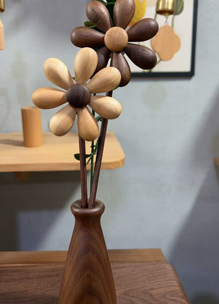 Holzblume mit Holzstab im Holzständer, zwei Blüten aus dunklem und hellem Holz