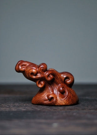 Wal-Holzskulptur auf gedrechseltem Sockel, braune Wenge-Optik, Kopf seitlich