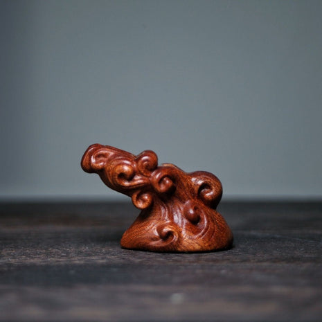 Wal-Holzskulptur auf gedrechseltem Sockel, braune Wenge-Optik, Kopf seitlich