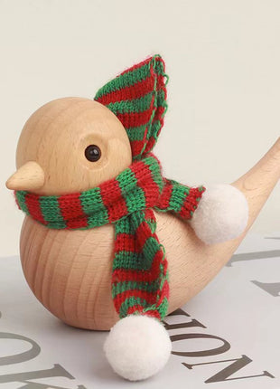 Holzvogel aus Buchenholz mit rot-grün gestreiftem Schal und Pompons, seitliche Ansicht