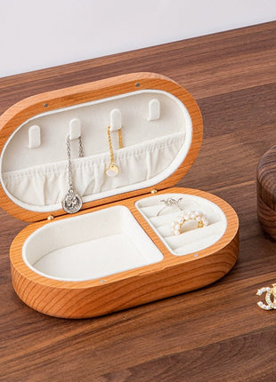 Ovale Schmuckbox aus Holz, geöffnet mit weißer Samteinlage und Fächern für Kette und Ringe