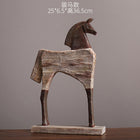 Pferd-Skulptur aus Kunstharz mit Holzoptik, brauner Kopf- und Rückenform auf Sockel