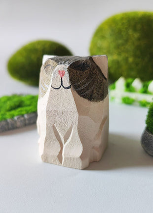 Handgeschnitzte Holzfigur Katze mit schwarzen Flecken und roter Nase, Massivholz.
