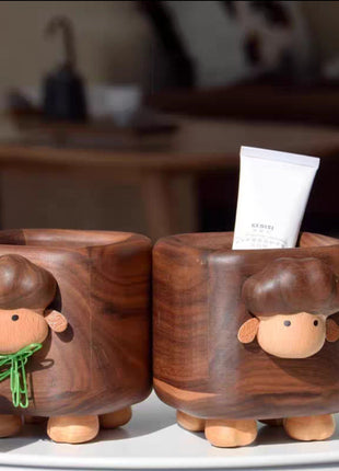 Kreativer Schreibtisch-Organizer aus Walnussholz mit Schäfchen-Motiv | Handgefertigter Stifthalter & Kosmetik-Aufbewahrung | Gopure Studio Gopure Studio