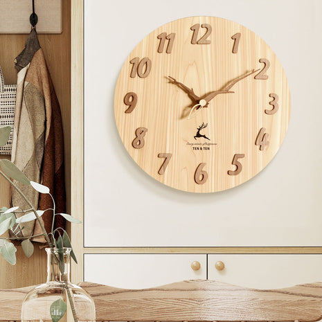 Runde Holz-Wanduhr mit warmem Ziffernblatt, großen Ziffern und braunen Zeigern, Hirsch-Motiv
