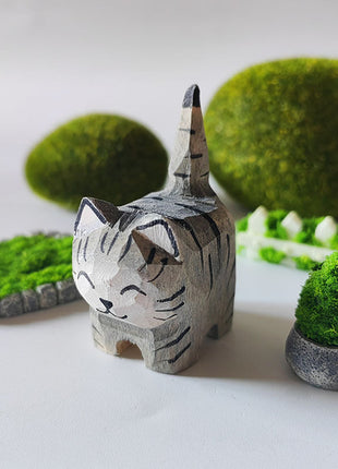 Handgeschnitzte Holzfigur gestreifte Katze in Grau, Massivholz.